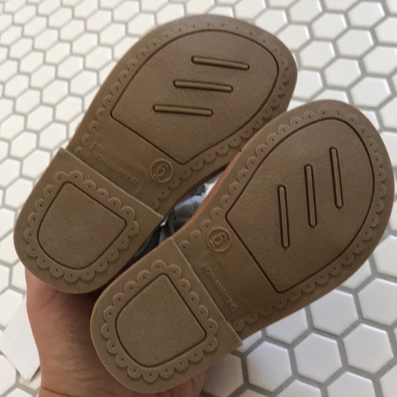 NIB Cat & Jack toddler silver sandals with tassels - Picture 3 of 6